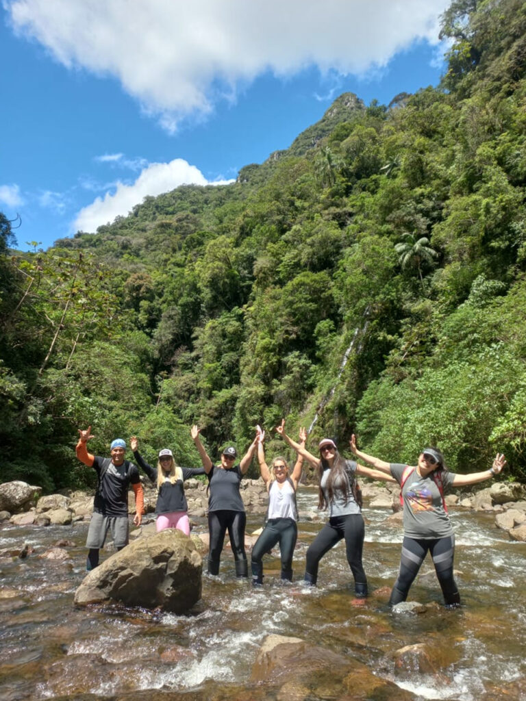 Cruzando Rio na trilha do rio do boi